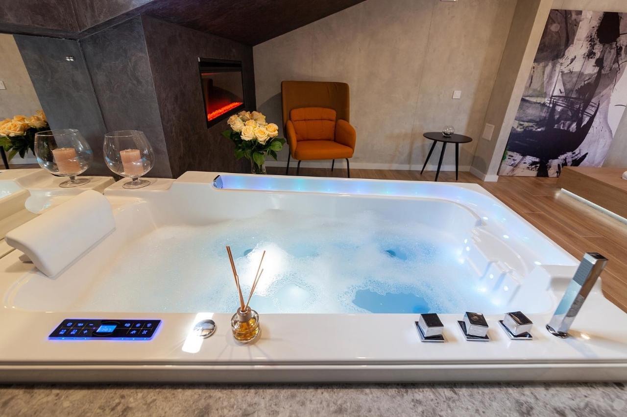 Royal Vip Jacuzzi Apart Lvov Exteriér fotografie