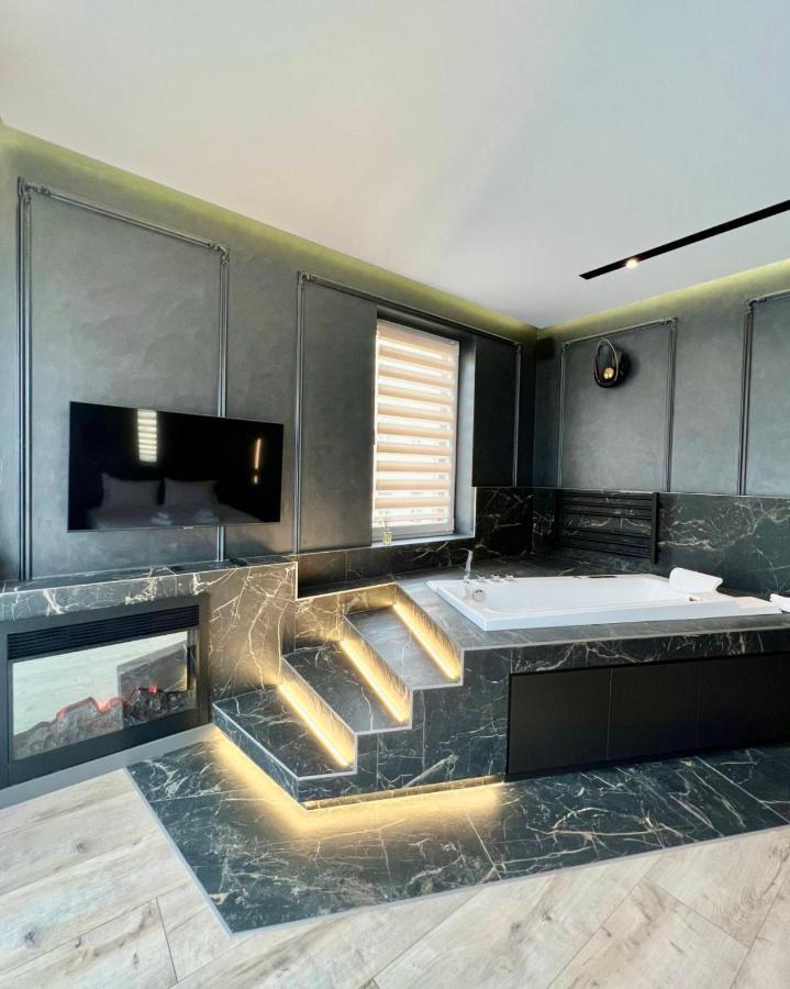 Royal Vip Jacuzzi Apart Lvov Exteriér fotografie